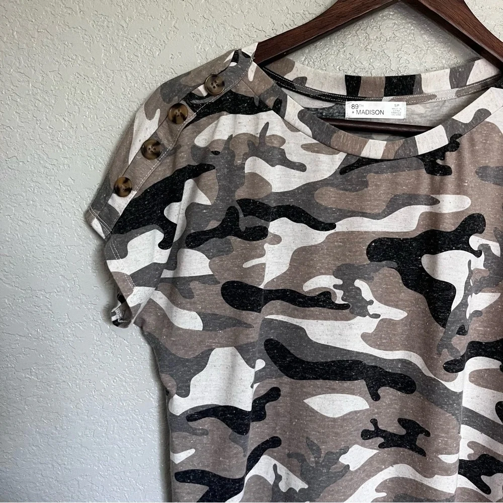 89th & Madison Camo Buttoned Short Sleeve Top Women’s Size SP